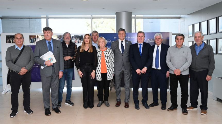 Se conformó el Consejo Honorario del 30º aniversario de la reforma de la Constitución