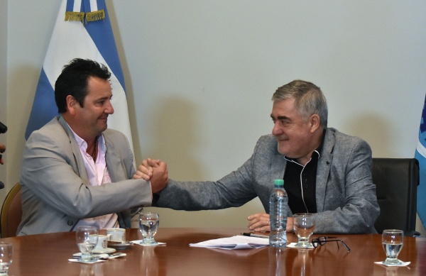 Intendente arremete contra propios