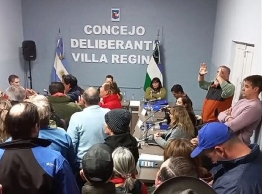 Patoteo y agresiones a concejales de Regina mientras trataban la creación de la tasa vial