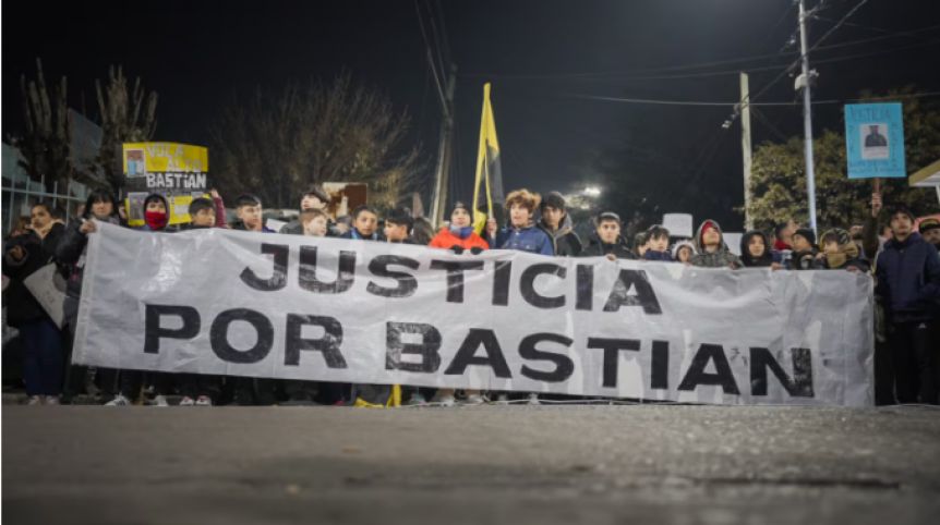 Masiva marcha para pedir justicia por la muerte de Bastián en Wilde