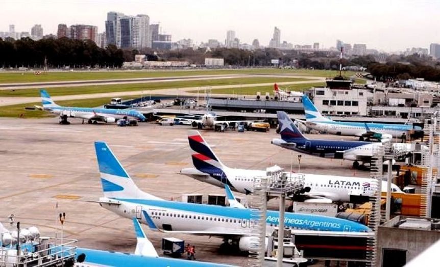 El Gobierno aumentó dos tasas que impactarán en pasajes de vuelos internacionales