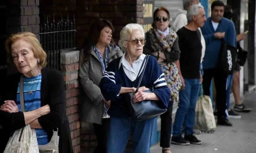 Milei busca subir a 75 años la edad jubilatoria de las mujeres
