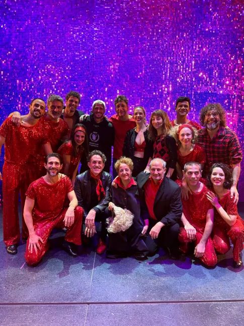 De Paul disfruta sus días en Buenos Aires y paso por un teatro de calle Corrientes