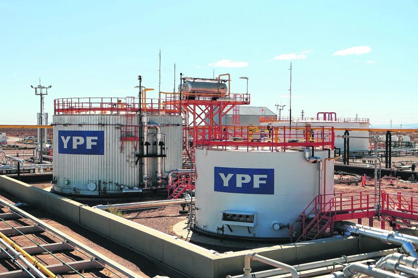 YPF suma una auditora internacional para definir la ubicación de la planta de GNL