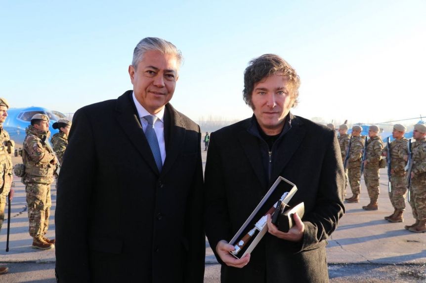 Un cuchillo por una moneda, los presentes que se intercambiaron Figueroa y Milei