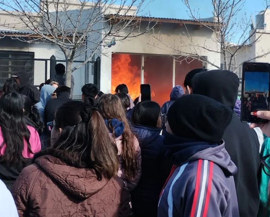 Weretilneck habría suspendido un acto en San Antonio Oeste por protestas relacionadas a un docente acusado de abuso sexual