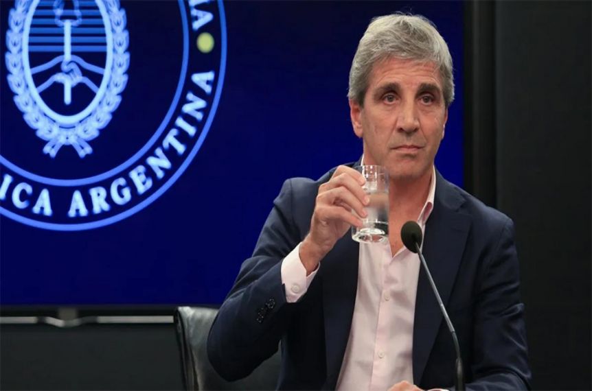 Vencimientos: Caputo deberá pagar USD 61.600 millones de deuda que contrajo Caputo