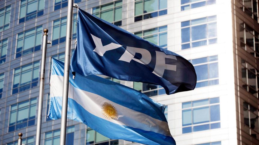 Mientras define con Petronas, YPF constituyó su propia empresa para el GNL