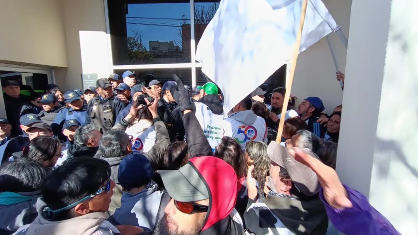 Weretilneck pidió prisión para manifestantes de UnTER por incidentes en la Legislatura