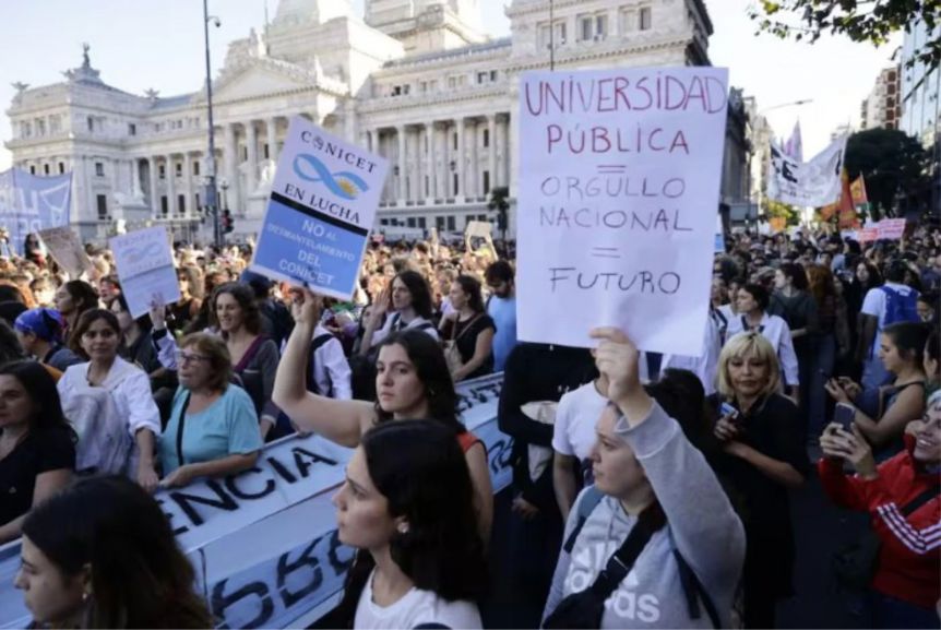 El Gobierno moja la oreja: ministro acusó a las universidades de “inventar alumnos” para cobrar fondos