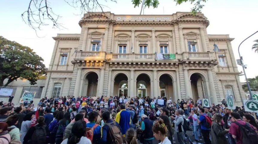 Tras el anuncio de cierre, trabajadores del Hospital Bonaparte tomaron la institución