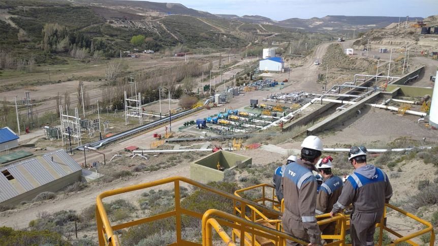 Este lunes se concreta el primer traspaso de áreas maduras de YPF con un acto