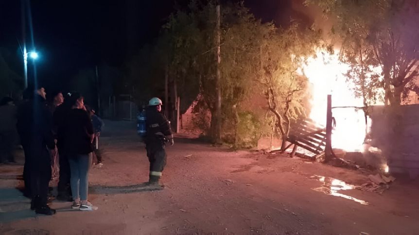 Usurpación en Cinco Saltos: incendio y disparos al intendente