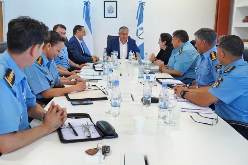 Polis felices: aumento y equiparación del sueldo de los jefes con los ministros