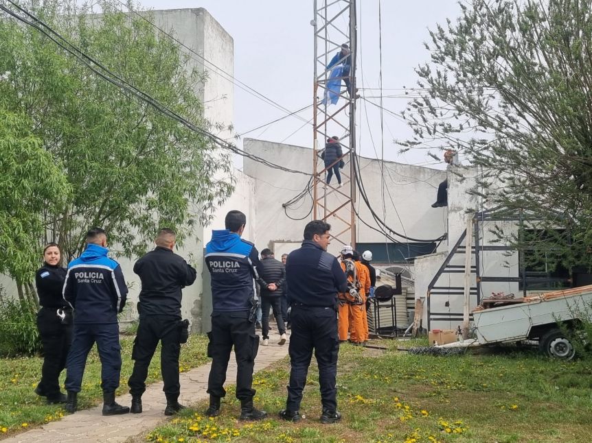 Insólito: cooperativistas escalaron la antena del Canal 9 para reclamar por sus puestos de trabajo