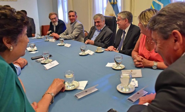 Legisladores adhieren medida de fuerza del sector petrolero