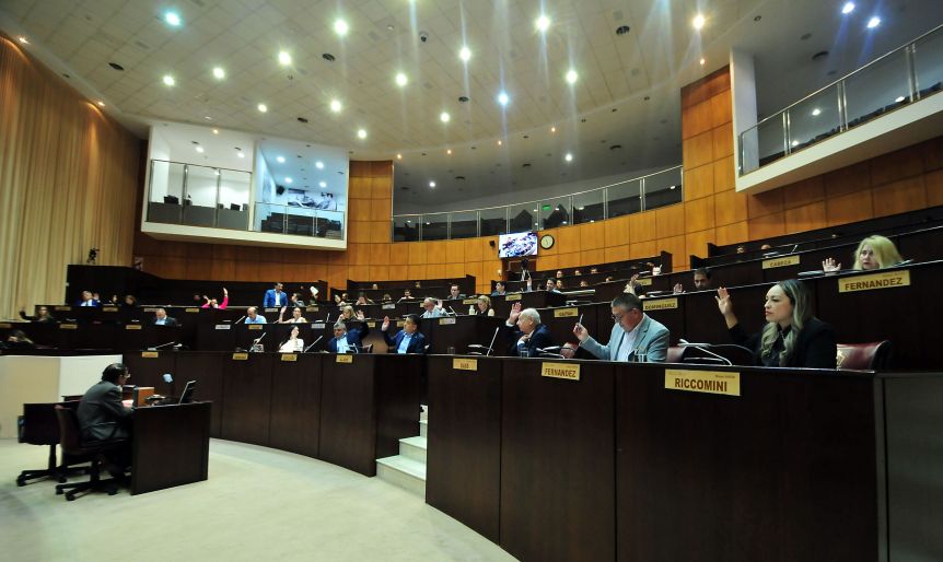 Pasó el postre antes del plato principal: la Legislatura aprobó la adhesión al RIGI