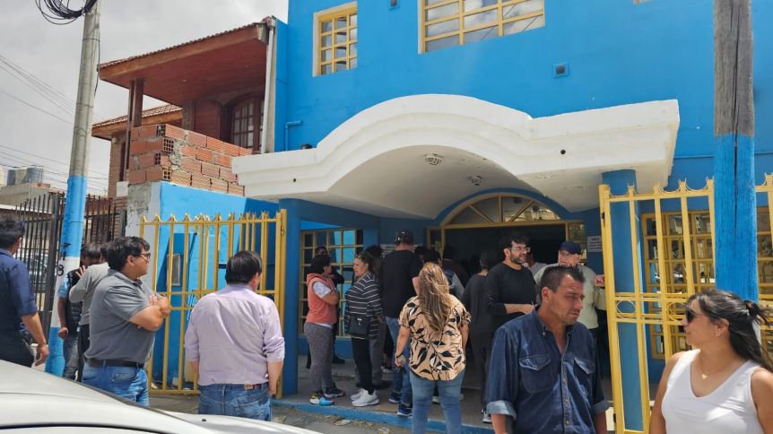 Tensa calma en Caleta Olivia: suspendieron protestas municipales ante conciliación obligatoria