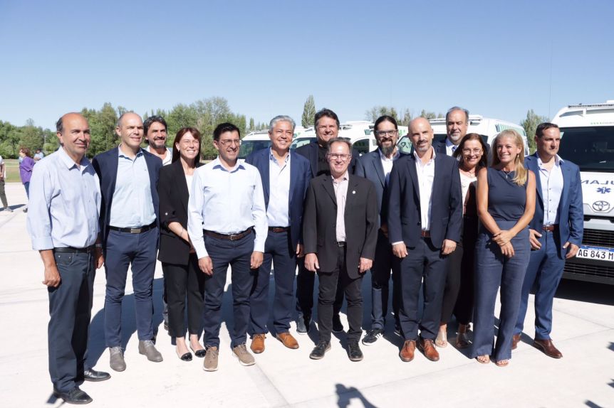 Provincia reconstruye el sistema de salud y entrega ambulancias en puntos neurálgicos