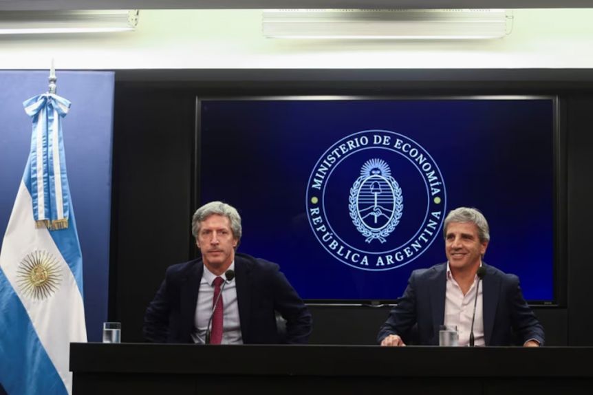 El gobierno tomará un préstamo de mil millones de dólares para fortalecer las reservas