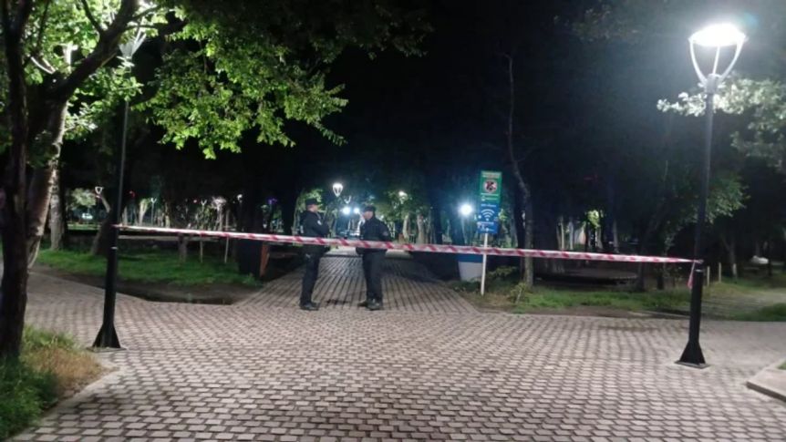 Un niño de 10 años recibió una descarga eléctrica mientras jugaba en la plaza