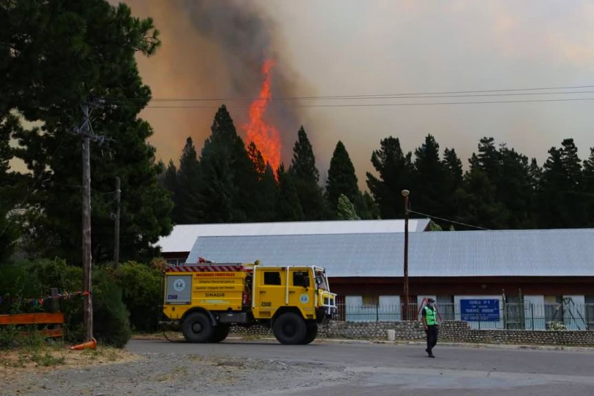 Incendio en Epuyén: evacuan la Rinconada ante el incontrolable avance de las llamas