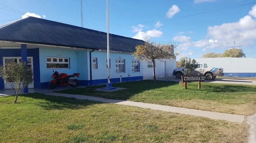 Falleció un hombre en una comisaría de Regina y los familiares apuntan contra vecinos y policía