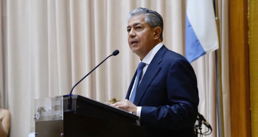 Figueroa se pone el traje de negociador y viaja a Panamá en busca de financiamiento