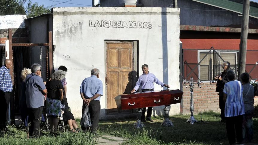 Emotiva despedida a Paloma: sus padres la despidieron con cánticos en la vereda