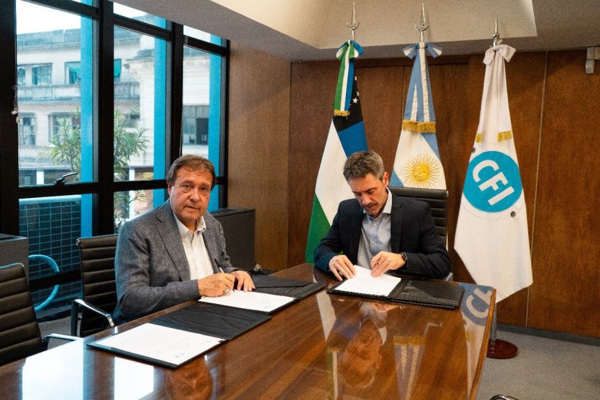 Weretilneck firmó con el CFI la asignación de $1.000 millones por los incendios