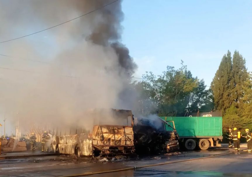 Un colectivo que transportaba a más de 40 chicos, chocó de frente con un camión y se incendió