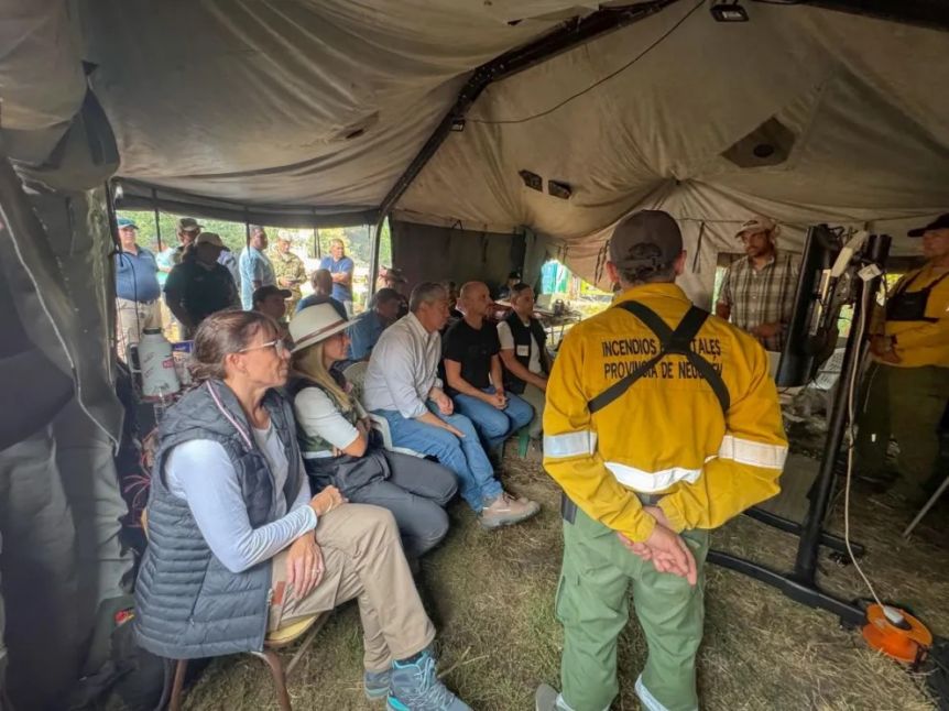 El Gobernador visita en Junín de los Andes a los damnificados por los incendios