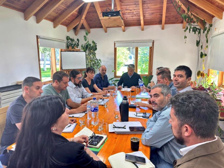Figueroa reunió a toda su tropa en Junín por los incendios en el Valle Magdalena