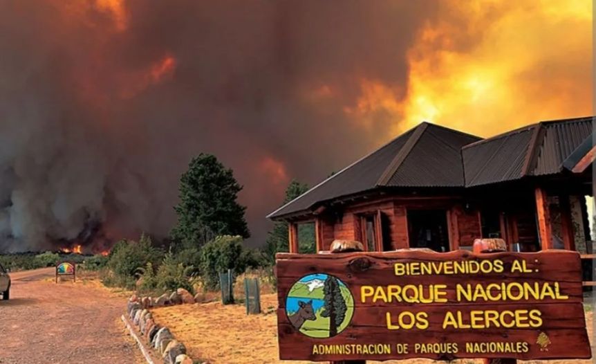 Esquel pone a disposición recursos y equipos para combatir el fuego en Los Alerces