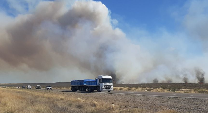Incendio de pastizales de la Ruta 3: el fuego sigue sin control y preocupa su avance