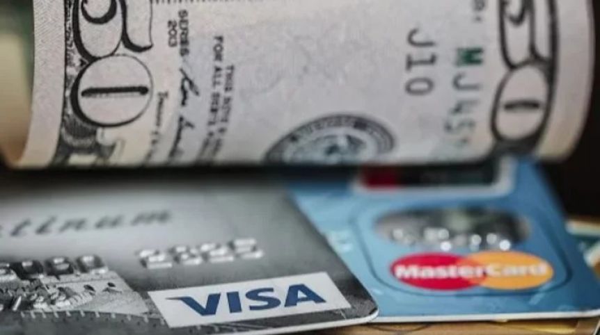 Pagos en dólares con tarjeta de débito y QR: que rubros están incluidos