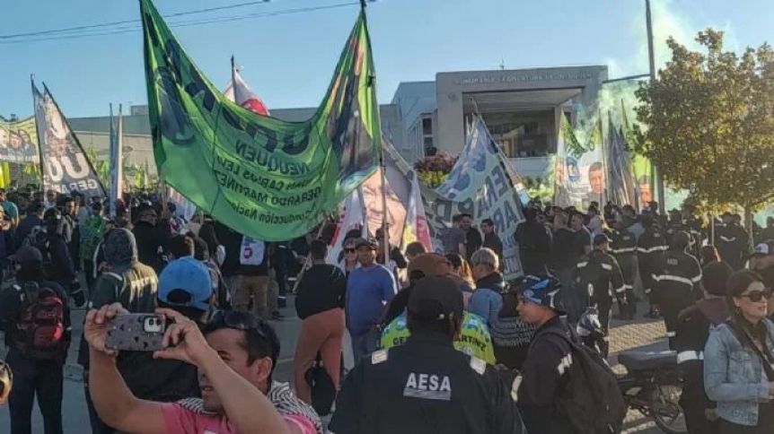 La Municipalidad multará a sindicatos por uso de pirotecnia en la Legislatura