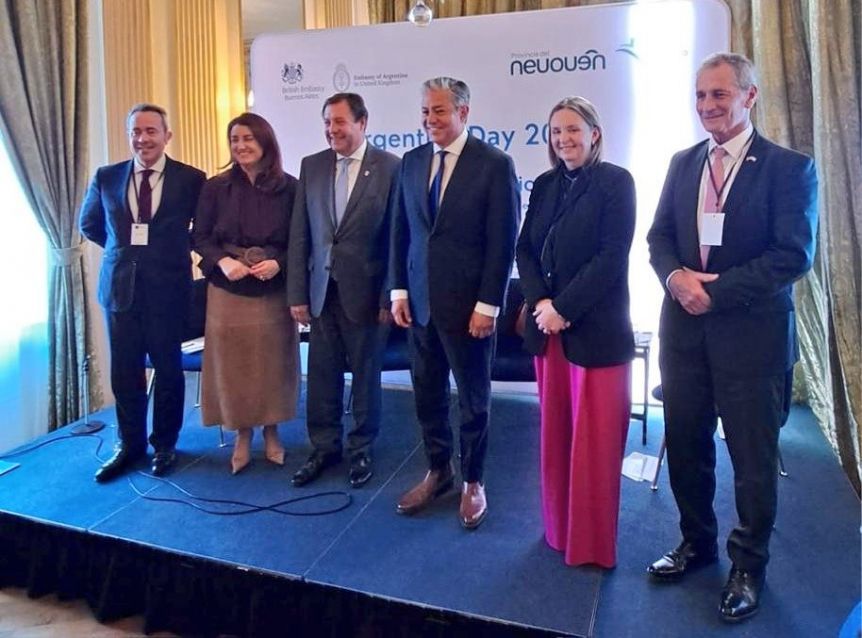 Figueroa y Weretilneck pisaron fuerte en Londres para exponer sobre energías limpias