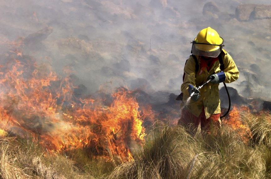 Comienzan a apaciguarse los incendios en el sur y siguen las tareas de enfriamiento