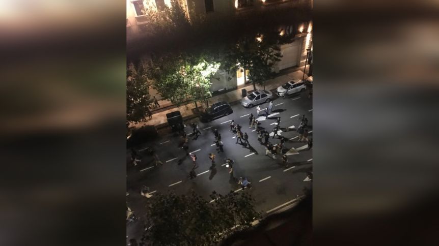 La gente marcha hacia la Plaza de Mayo tras la brutal represión a jubilados