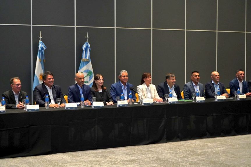 Figueroa ratificó a intendentes que habrá 1.000 millones de dólares para obra pública
