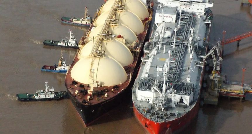 Hay que pasar el invierno: Argentina lanzó una licitación para importar GNL