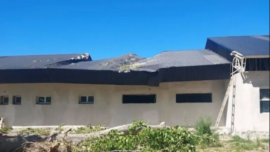 Sube la tensión en el Concejo Deliberante por la caída de un árbol sobre una escuela