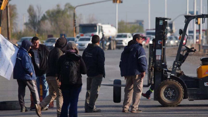 Corte de ruta: sigue escalando el conflicto entre Cerámica Neuquén y la CALF