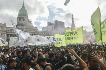 Con el apoyo de la CGT, la marcha de jubilados otra vez fue masiva