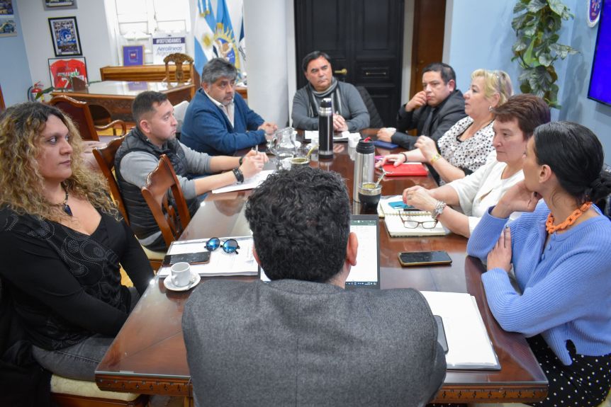 Gallegos aumentará un 12% los sueldos de los empleados municipales