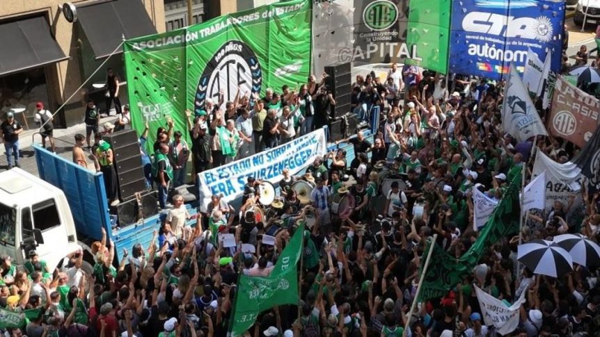 ATE apuntó sus cañones contra Nación por el DNU que restringe el derecho a huelga