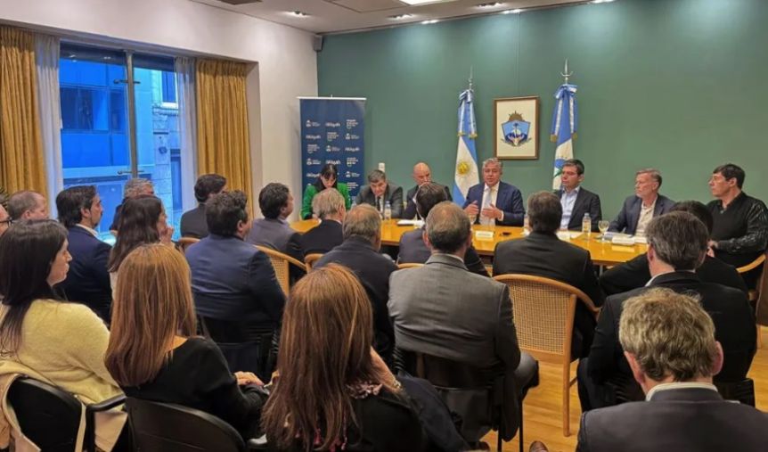Provincia, empresas y sindicatos buscan apuntalar la competitividad de Vaca Muerta