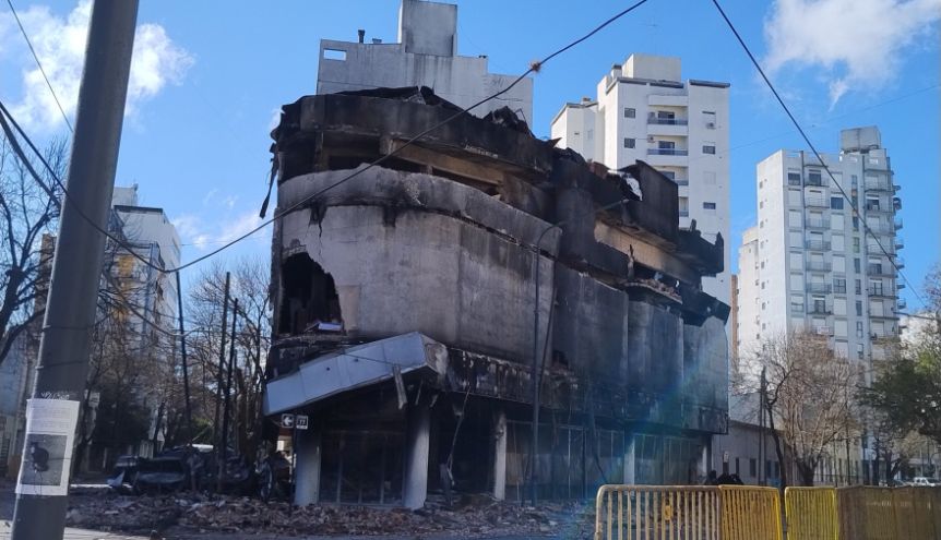 Demuelen el depósito incendiado para que los vecinos puedan regresar a sus hogares