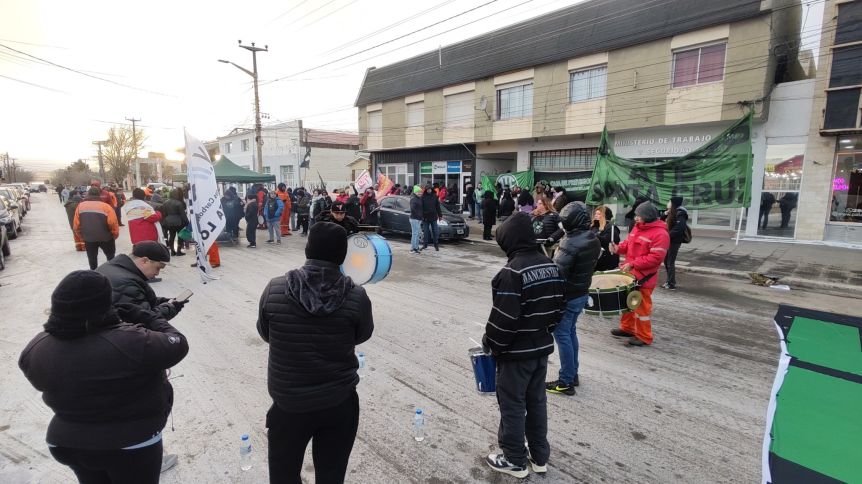 Con epicentro en el PAMI, los gremios se movilizaron en Gallegos contra el ajuste y privatizaciones